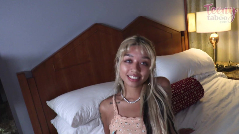 Teenytaboo: Gia Dibella se fute cu prietenul tatilor în vacanță