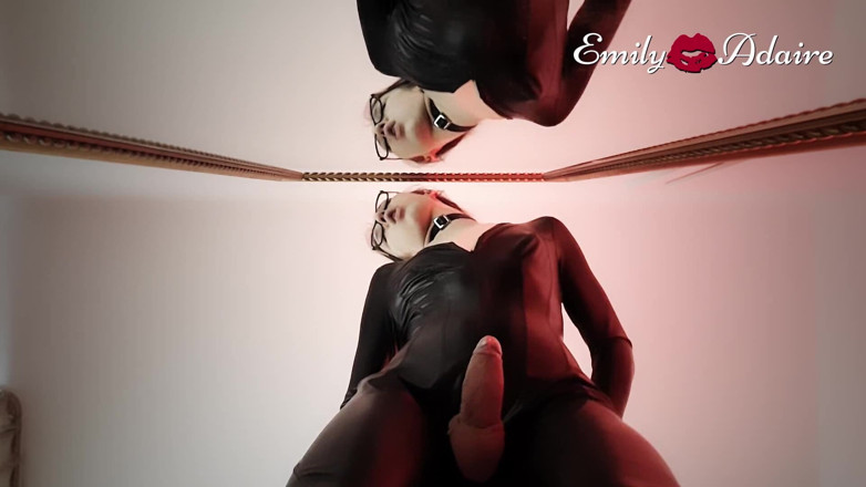 Emily Adaire: Bố kế đụ cái mông khít khao của tôi trước gương
