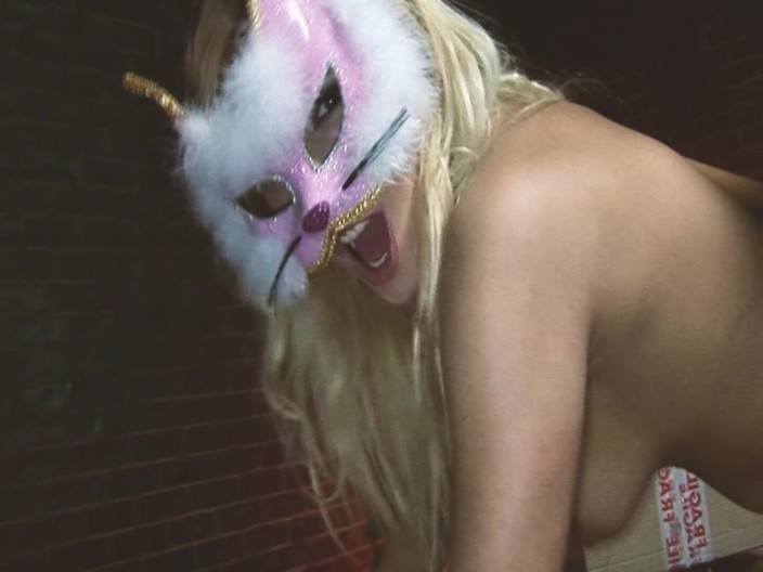 The Window of Sex: Scéna 3 nadržená koťátka ve spodním prádle šukají společně v uličce