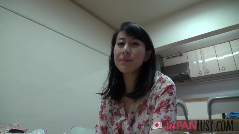 Japan Lust: Esbelta milf japonesa se inclina para una polla