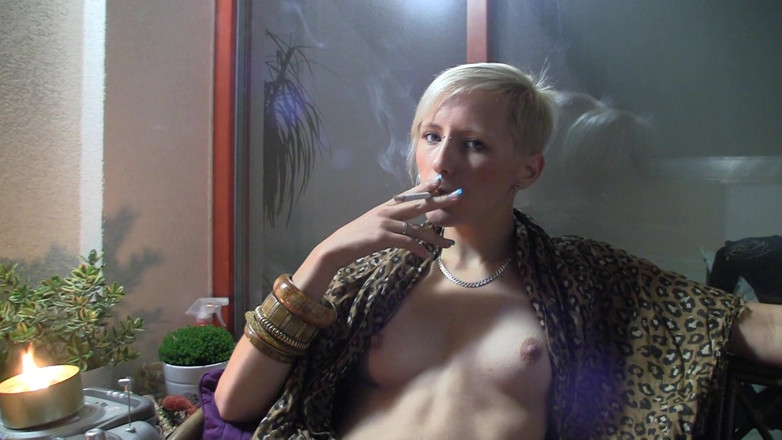 Smoke it bitch: 小さなおっぱいブロンドの十代の喫煙彼女のタバコ