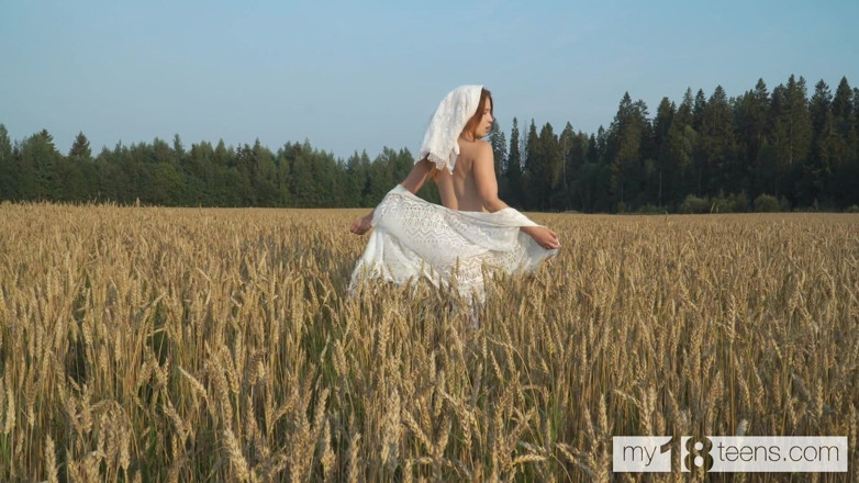 My 18 Teens: Une ferme sexy se masturbe dans un champ après une...