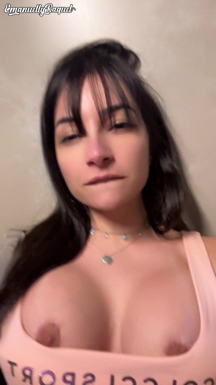 Emanuelly Raquel: Plyaing i gymmet Toalett