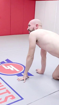 Nikki zee peter king'e karşı sert güreş