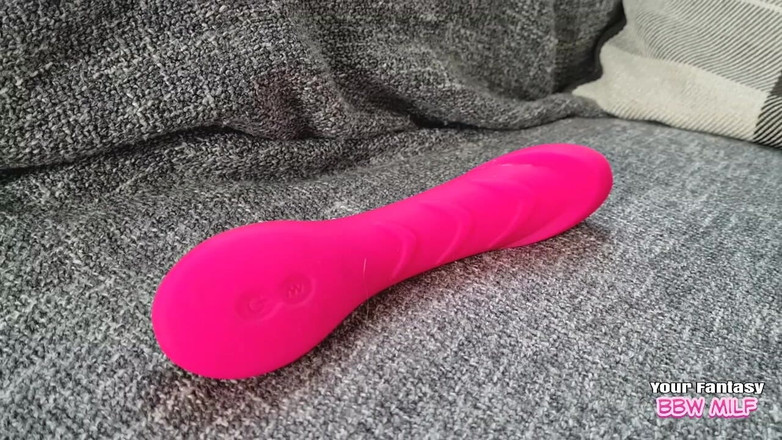 BBW_Wife: 바이브레이터로 털이 무성한 보지에서 클리토리스를 괴롭히는 음란한 마누라