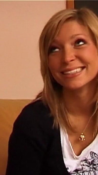 Azgın sarışın orta yaşlı seksi kadın baştan çıkarıcı bir şekilde pis eğlenceye hazır şekilde gülümsüyor