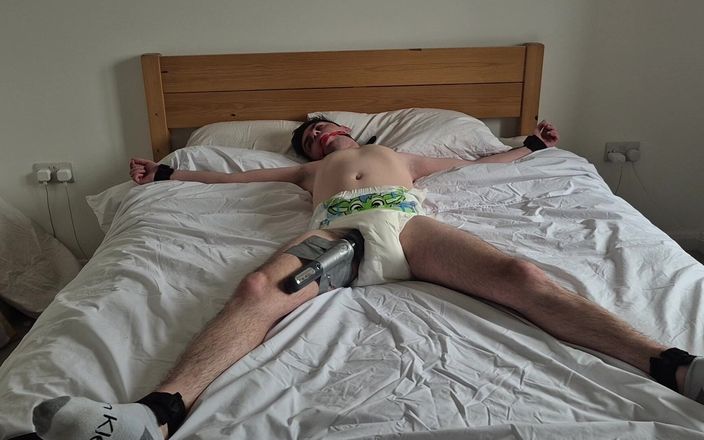 Kinky Alex: Ragazzo legato al letto