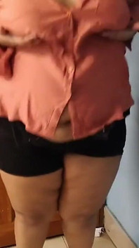 Menina árabe se masturbando na sala de aula quando ninguém está lá, apenas então um cara vem e dá a ela foda dura