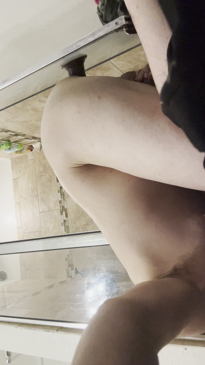 Kate Cummings: Białe Boi pochyliło się na podłodze za pomocą dużego dildo