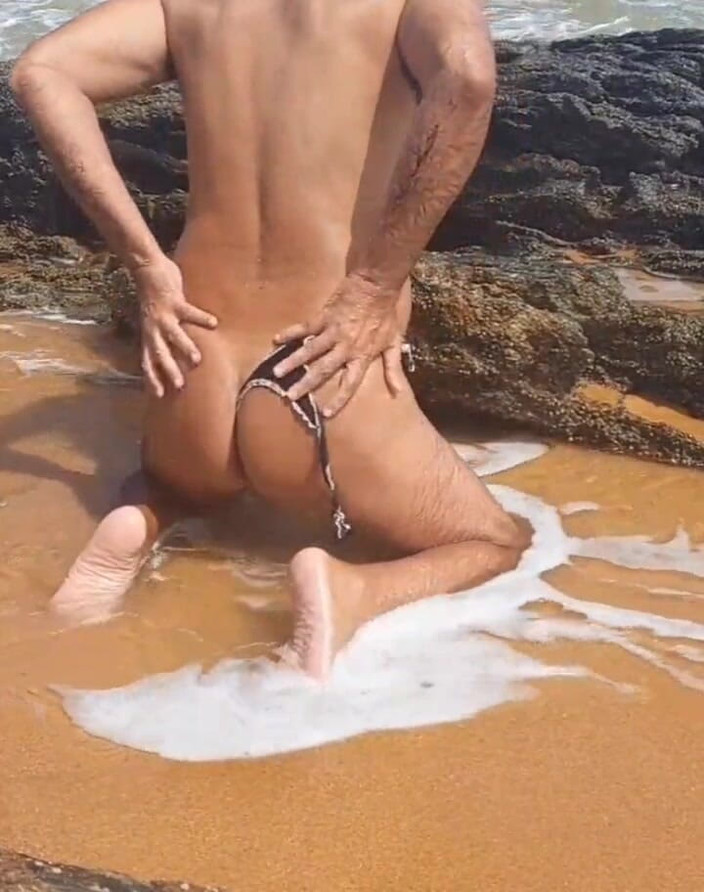 Ladysilvas: Ladysilva Crossdresser tirando a calcinha na praia para mostrar sua...