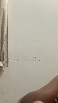 vah tin logon ki chudaee karna pasand karti hai lekin koee saathi nahin