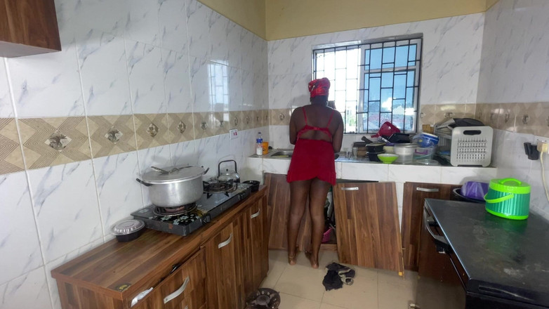 Creamyshuga: Ele fode a esposa do seu meio-irmão na cozinha