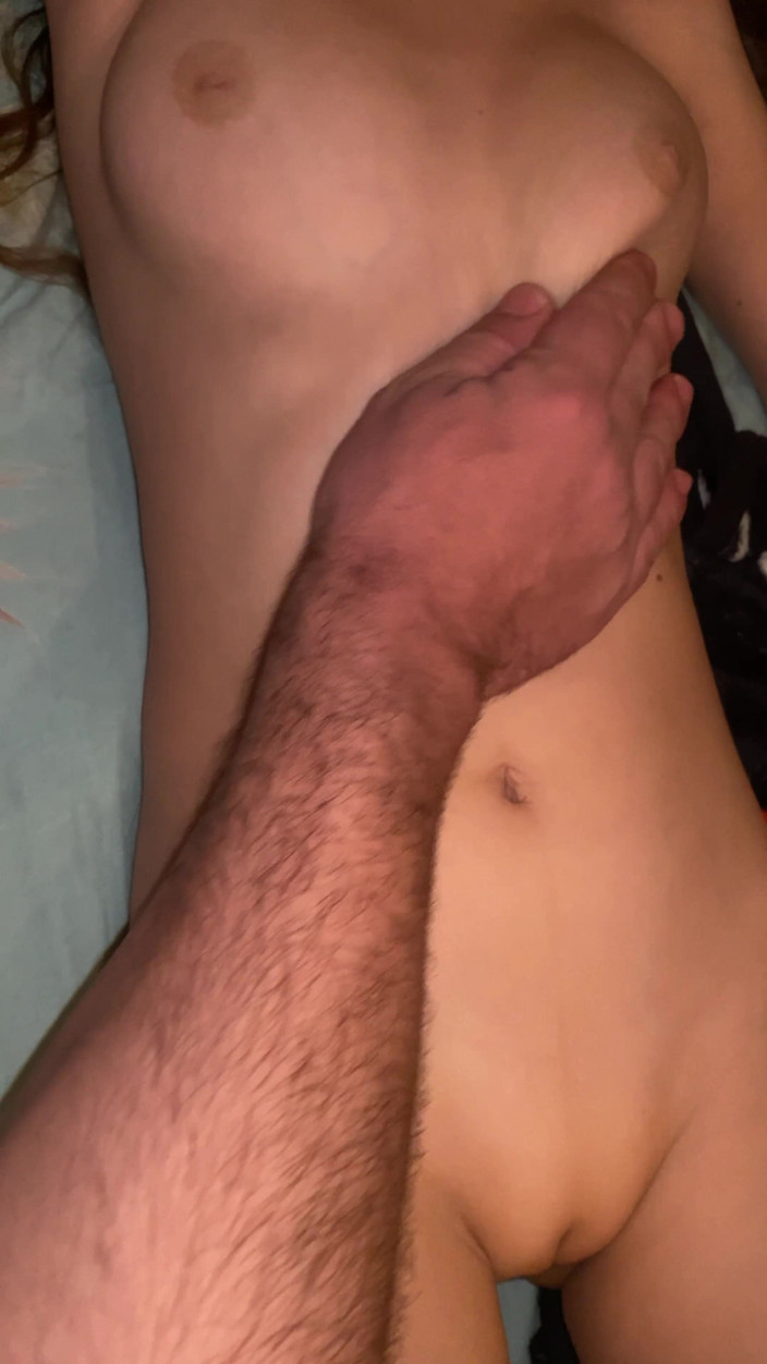 Blondasexy00: Stiefbroer masturbeert mijn maagdelijke poesje tot een orgasme