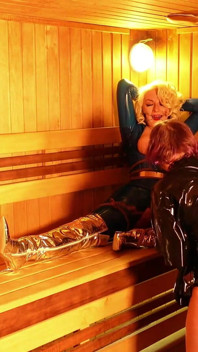 58 min!! Video lesbico bondage in lattice! Sexy bionda pin up MILF Arya in tuta di gomma, backstages