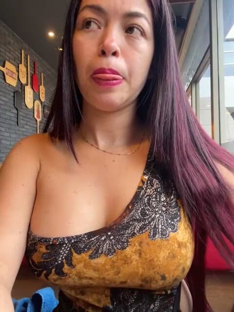 TefyLove20: Cewek ini ngentot kontol dengan nikmat!