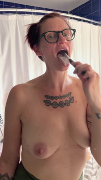 Topless tandborstning!