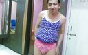 Cute &amp; Nude Crossdresser: Мила сіссі кроссдресссер femboy sweet lollipop в безрукавці, трусиках і шльопанцях з помадою.