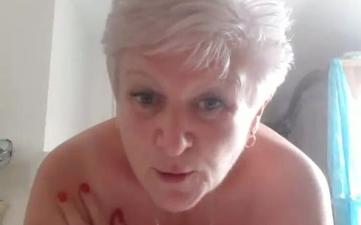 Uk Joolz: 스트림이 시작되었습니다. 내 하루는 끝났어... 이제 스트립과 후버! Lol (동음이의)