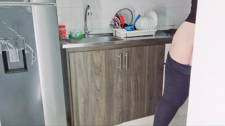 Alice H: Buttcrack Stepmom Cleaning the Kitchen