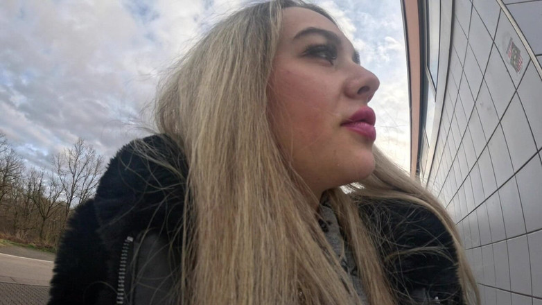 Beverly peach: La mia pipì più calda nel bagno pubblico!