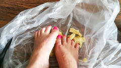 Lady Daniela -: Moje božské nohy drtí banán