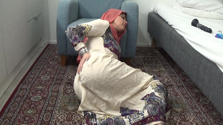 Amateur Homemade Porn: 큰 흑인 딜도로 자위하는 섹시한 아랍 밀프