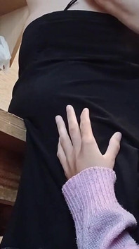 Mi novio me atrapó con su madre, pero no nos vio teniendo sexo porque yo estaba debajo de su falda
