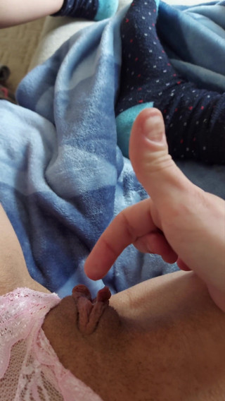 Wet Pussy Fuck: Calda piccola ragazza di 18 anni si masturba la figa bagnata...