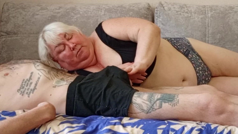 Zona901: 오럴과 정액으로 새엄마의 입을 채우는 아침