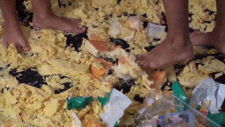 Foot Girls: Putas pisoteando comida en la sala de estar