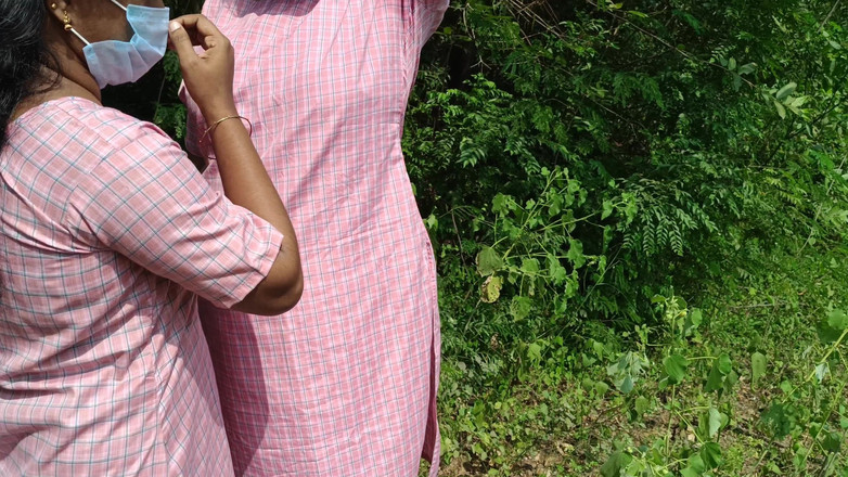 Wonder: Üniformalı lezbiyen üniversite öğrencisi açık havada