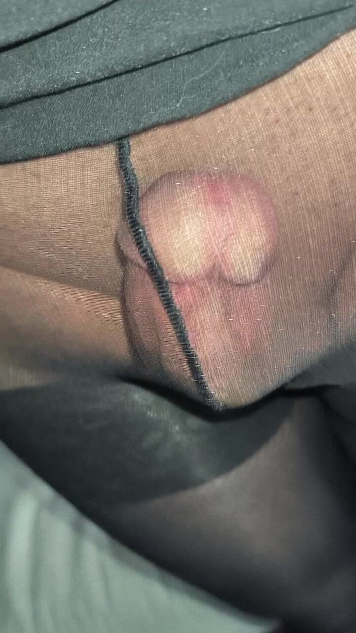 PantyhoseJuicyCummer: I Found My Friend's Stepmom's Black Shiny Pantyhose From Her...