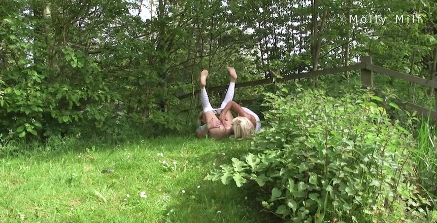Molly MILF: Verrückter lesbischer sex im freien