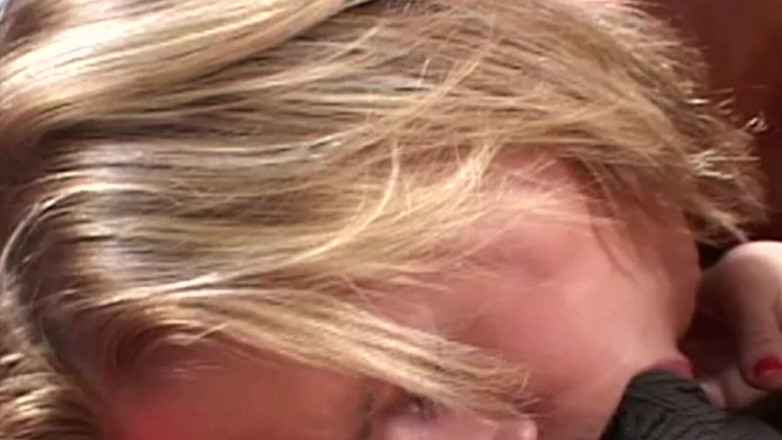Bitch Girl Video: Anale doppia scopata senza preservativo con amici