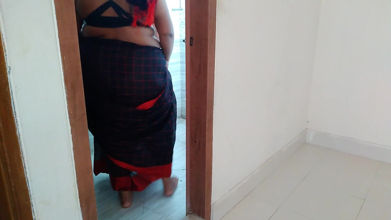 Aria Mia: 看着继子在浴室里自慰，继母很饥渴，比继子粗暴地操她