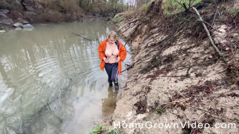 Homegrown Big Tits: Amateur golpeando en el bosque