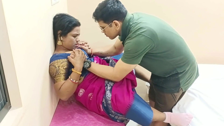 Popmini: kaamuk bhaartiy navvivaahit hot patni bistar ke kamre men akele...