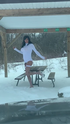 Travesti açık havada poz verdi