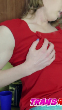 Le compagne trans Cassie Cummings e Kelly lovely fanno sesso in cucina
