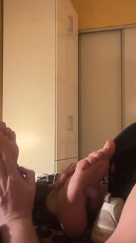 Ik Geniet Van Een Voetmassage En Hij Ruikent Aan Mijn Schoenen