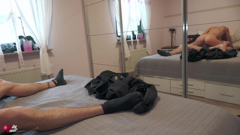 Miley Weasel: クレージー。クイックスカートからムラムラするファッカーへ!!