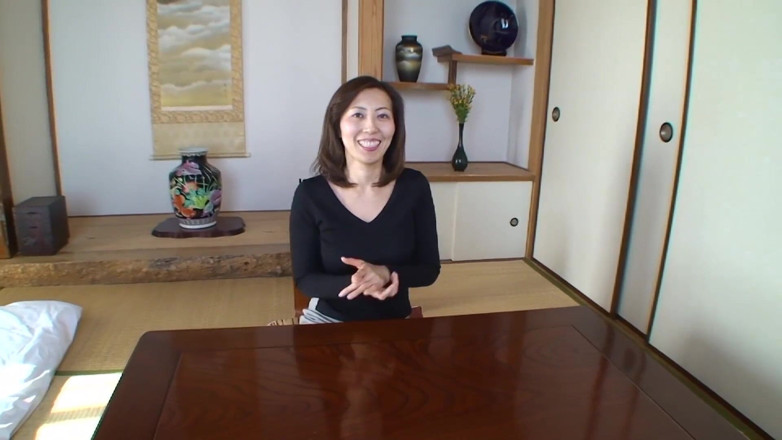 Asiatiques: Brunetka azjatycka milf rozbiera się i pokazuje, co ma