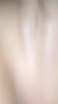 La mia ragazza mi chiede di aiutarla a fare i compiti, io vado nella sua stanza e non sopporto la voglia di scoparla, così le sborro dentro