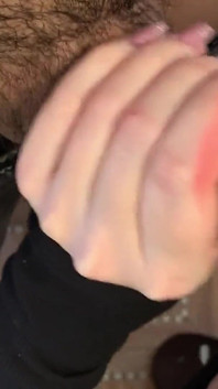 Ela tirou a camisinha e começou a chupar no primeiro encontro para uma massagem e salada
