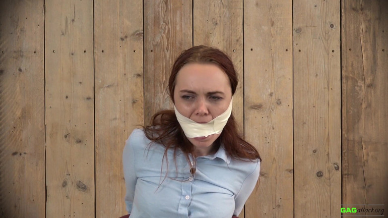 Gag Attack: Roxy - माइक्रोफोम टेप गला घोंटना