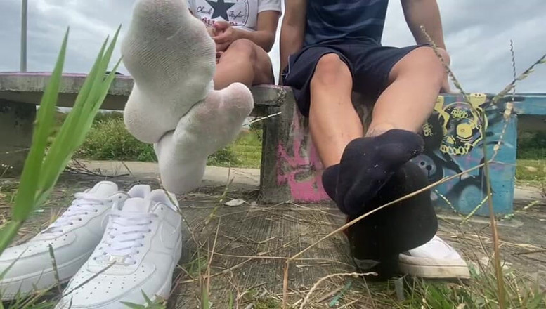 Mr Feet Colombia: Přátelé v Kolumbii chodí ven kouřit, zatímco si sundávají boty,...