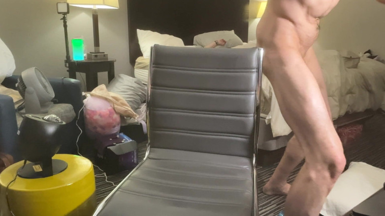 Savage confidence: Siedząc z otwartymi nogami, aby U widział kulki, suchy biust...