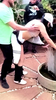 Casi me atrapan bien limpiando el patio de las señoras jefe