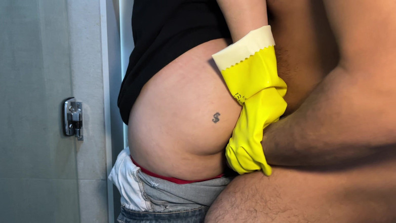 Levi Solen: Pembantu hotel menangkap saya melancap dan memutuskan untuk membantu saya