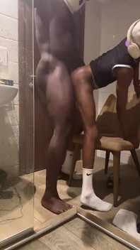 Hetero Bouncer v Klubu mi rozbil zadek